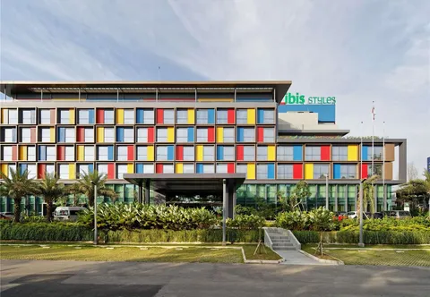 ibis Styles Batam Nagoya dengan desain modern berwarna di kawasan Bengkong